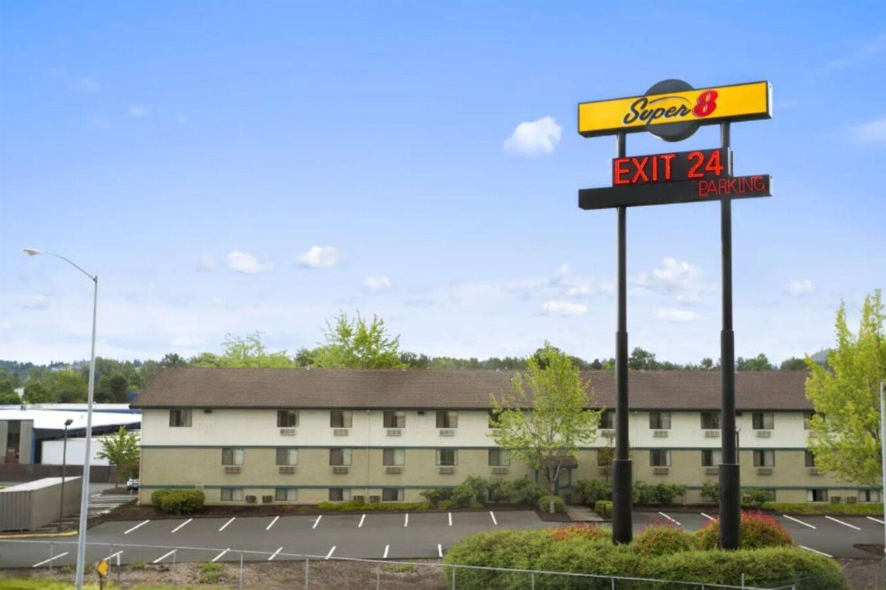 Super 8 By Wyndham Portland Airport Hotel Bagian luar foto
