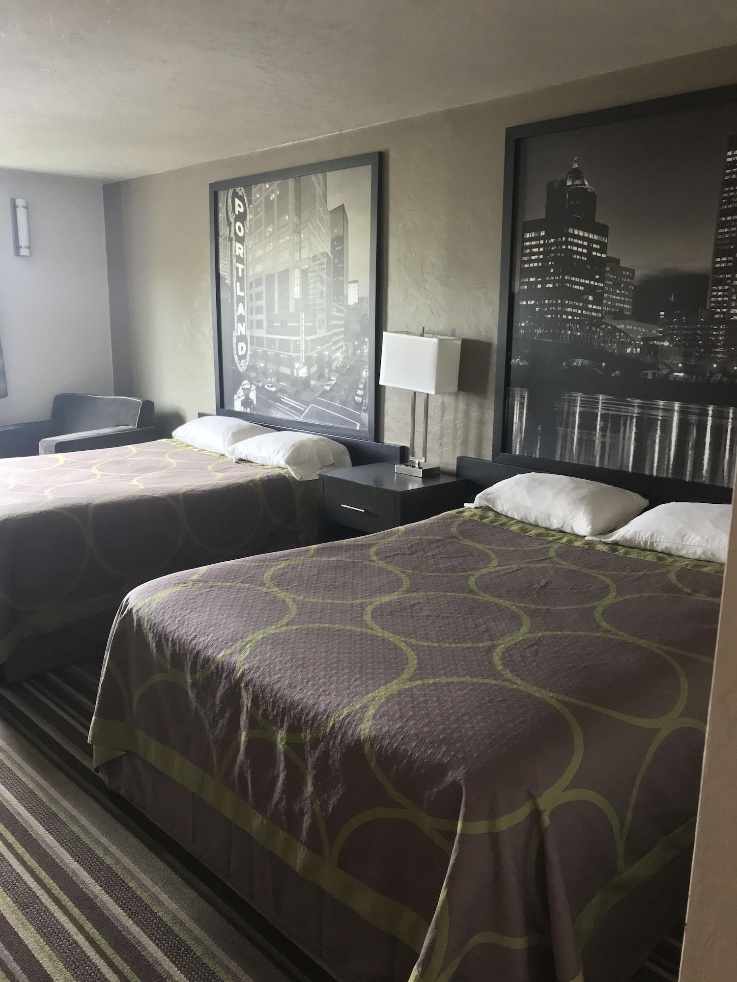 Super 8 By Wyndham Portland Airport Hotel Bagian luar foto