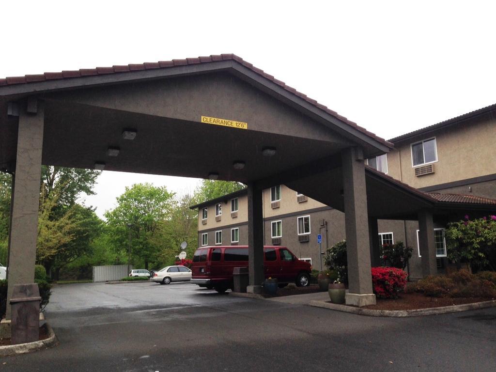 Super 8 By Wyndham Portland Airport Hotel Bagian luar foto