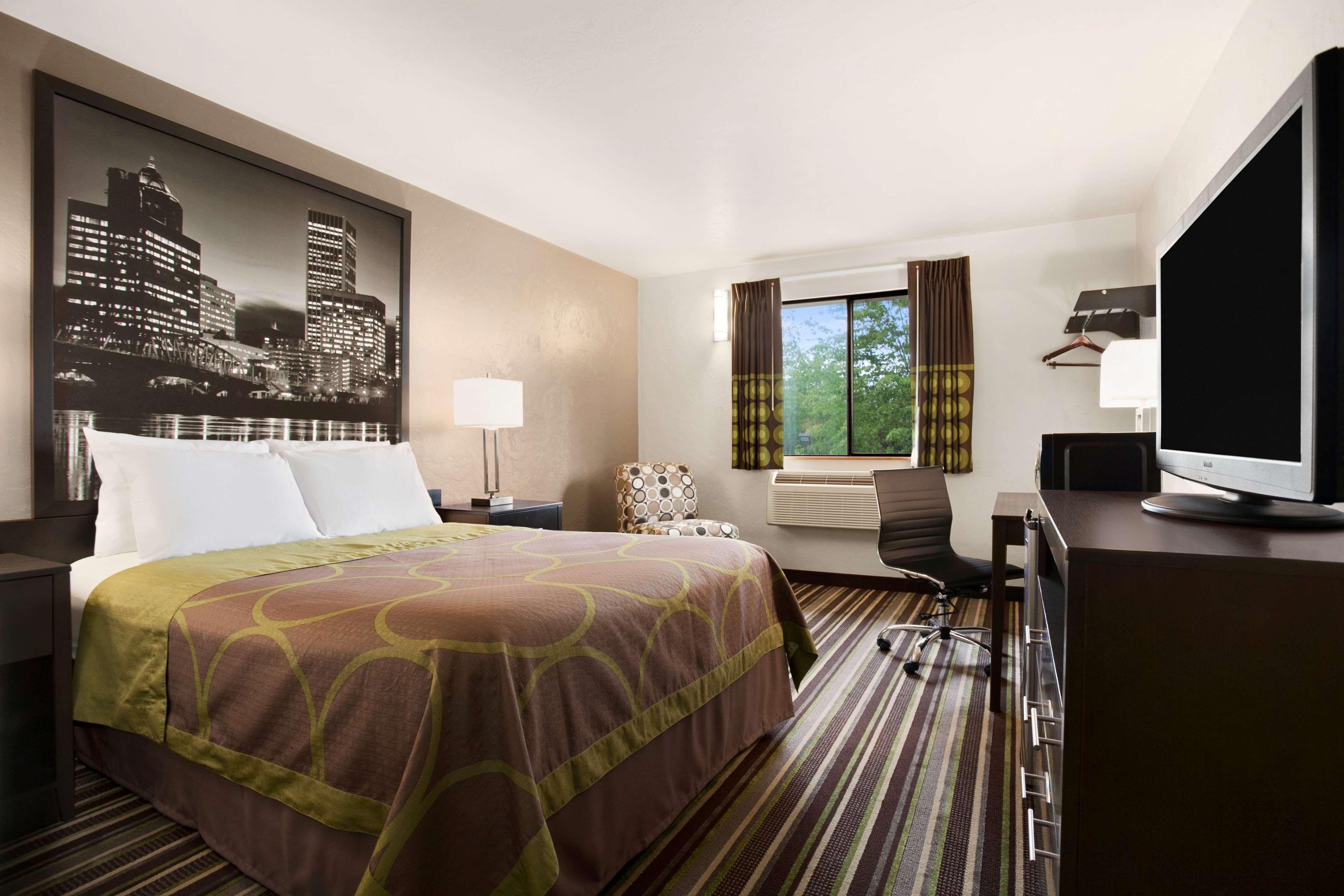 Super 8 By Wyndham Portland Airport Hotel Bagian luar foto
