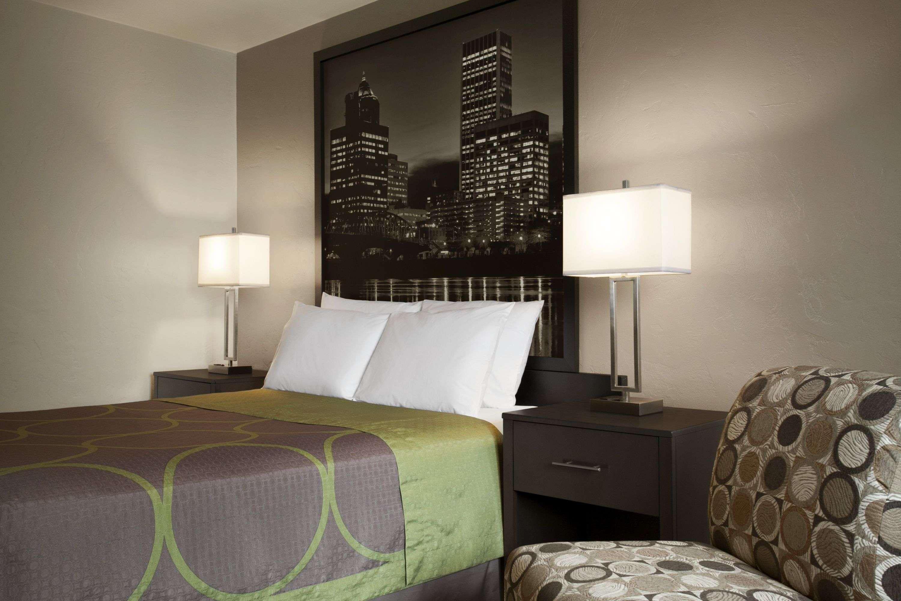 Super 8 By Wyndham Portland Airport Hotel Bagian luar foto