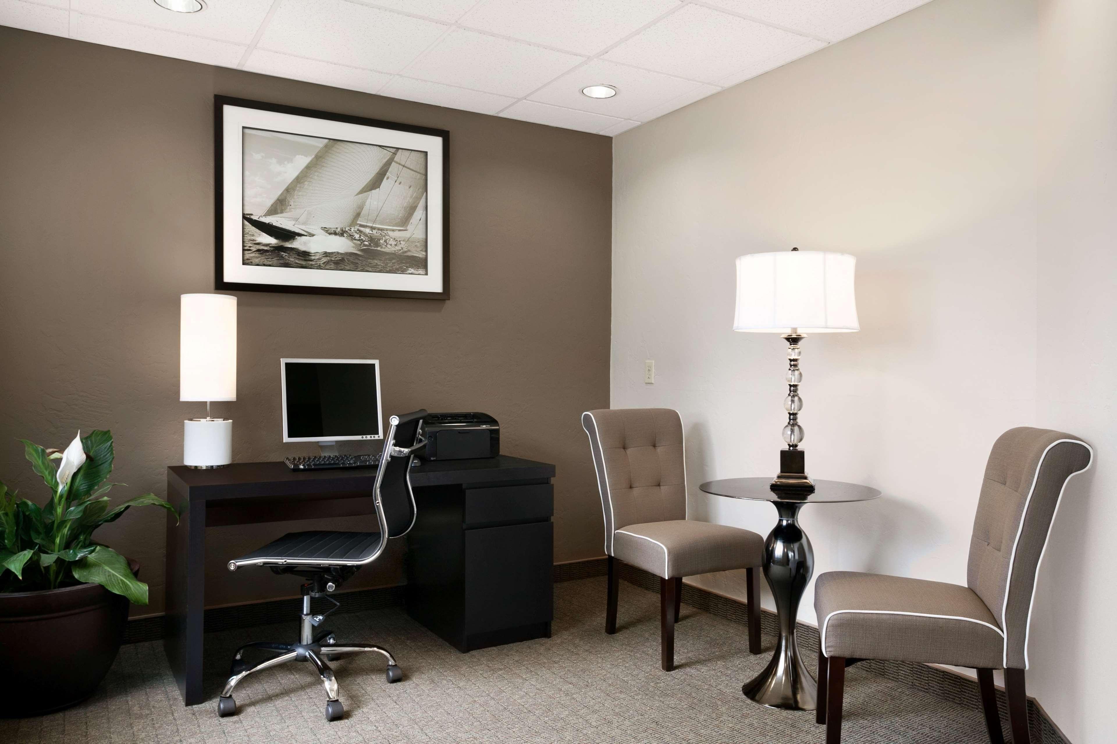 Super 8 By Wyndham Portland Airport Hotel Bagian luar foto