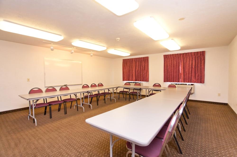 Super 8 By Wyndham Portland Airport Hotel Bagian luar foto