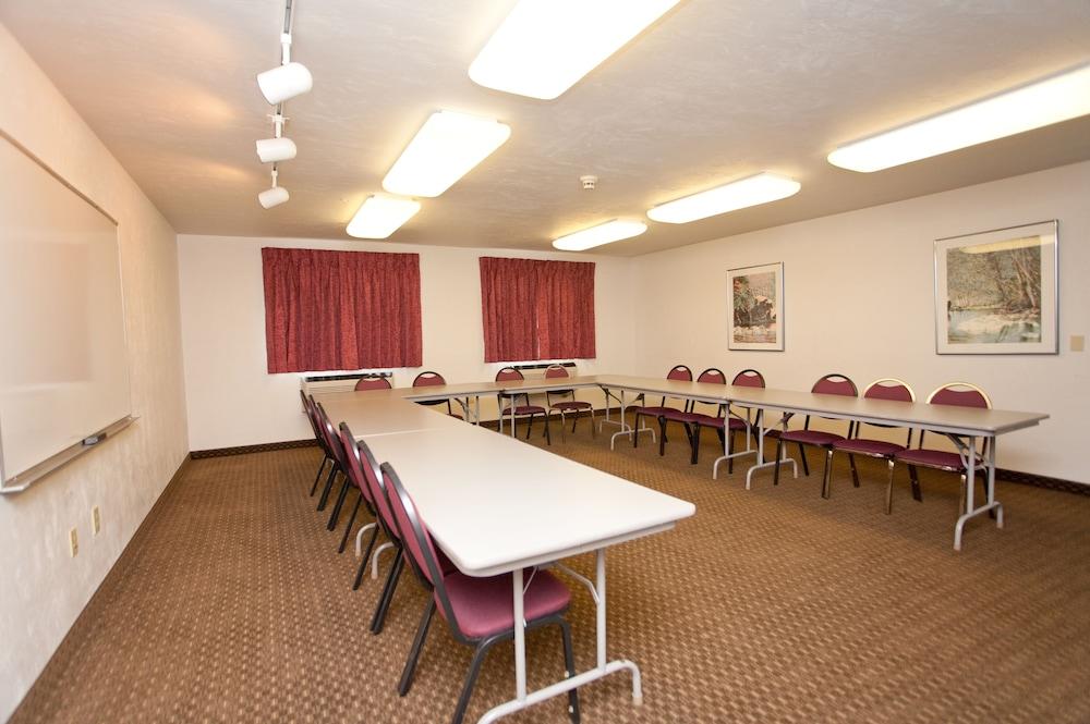 Super 8 By Wyndham Portland Airport Hotel Bagian luar foto