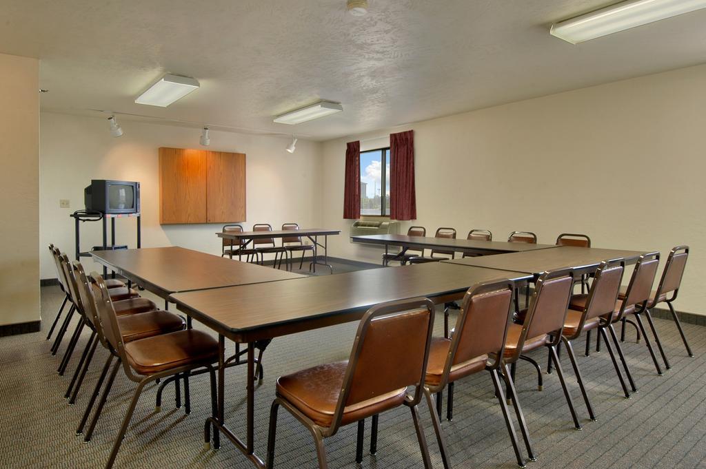 Super 8 By Wyndham Portland Airport Hotel Bagian luar foto