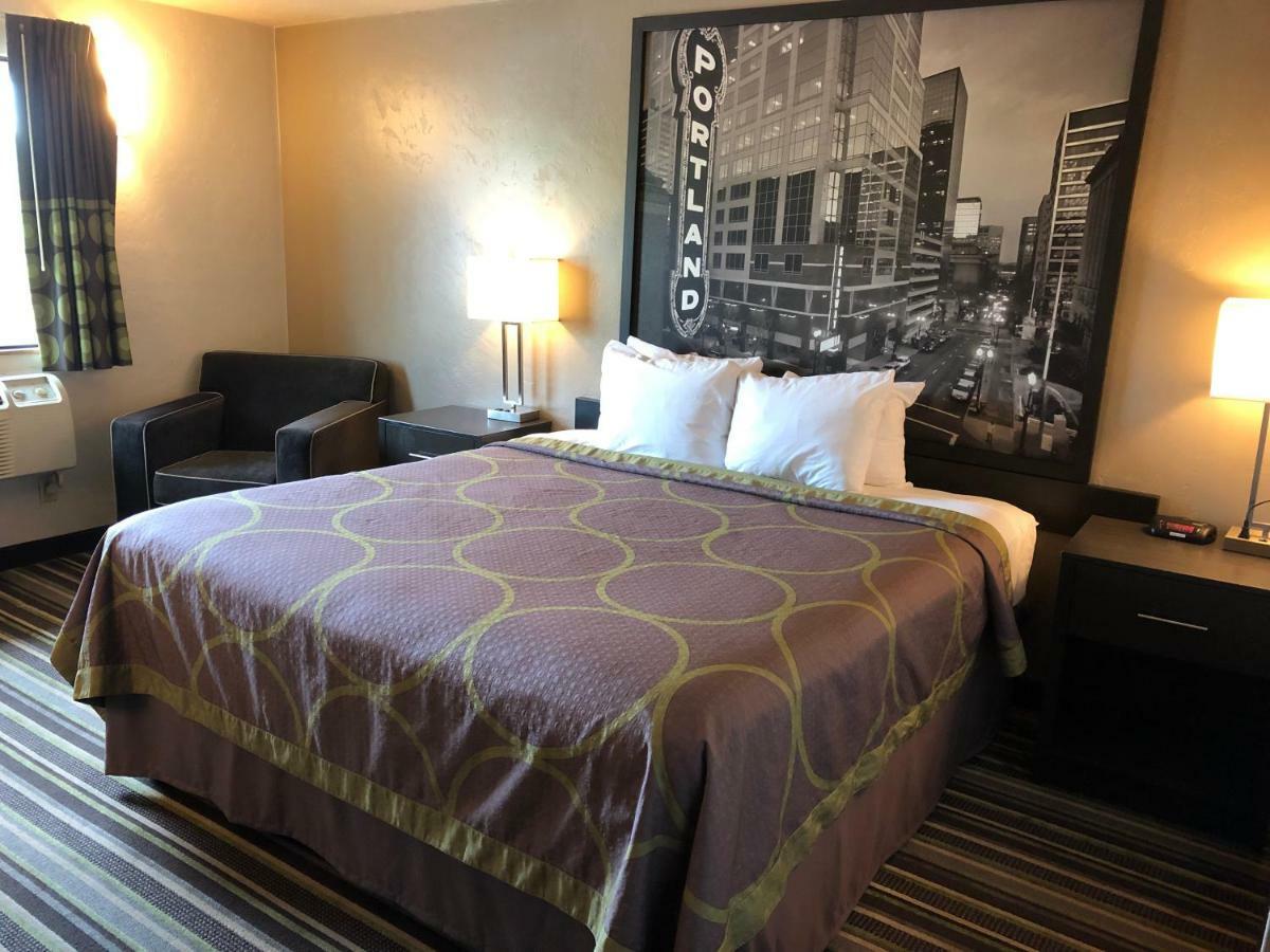 Super 8 By Wyndham Portland Airport Hotel Bagian luar foto