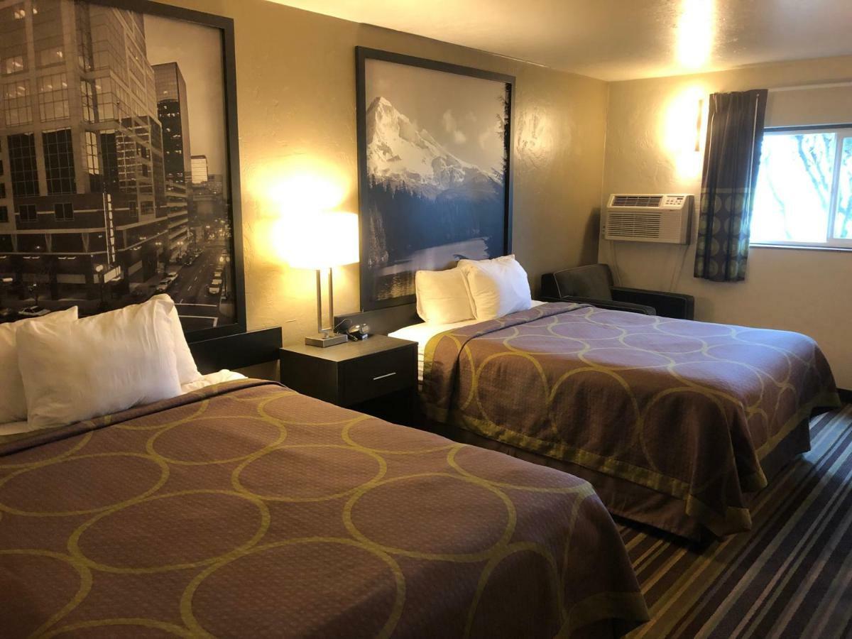Super 8 By Wyndham Portland Airport Hotel Bagian luar foto