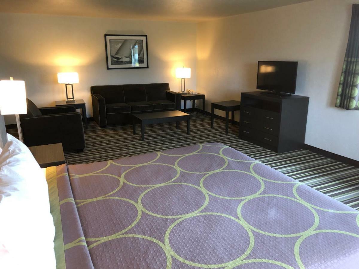 Super 8 By Wyndham Portland Airport Hotel Bagian luar foto