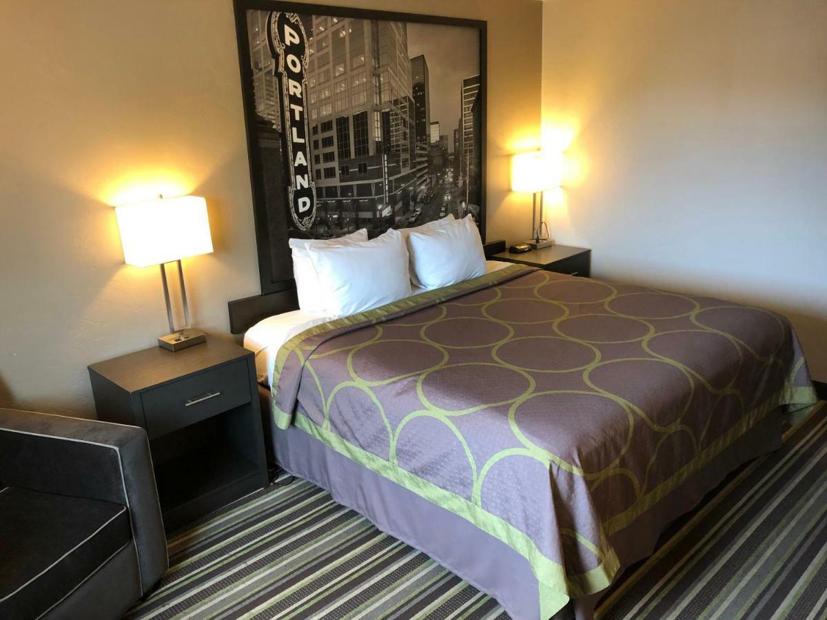 Super 8 By Wyndham Portland Airport Hotel Bagian luar foto