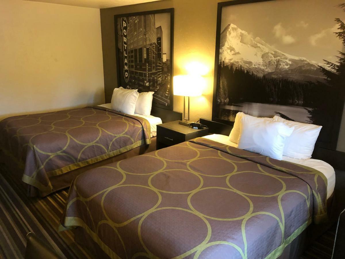 Super 8 By Wyndham Portland Airport Hotel Bagian luar foto