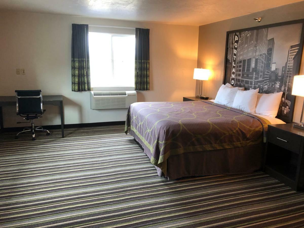 Super 8 By Wyndham Portland Airport Hotel Bagian luar foto